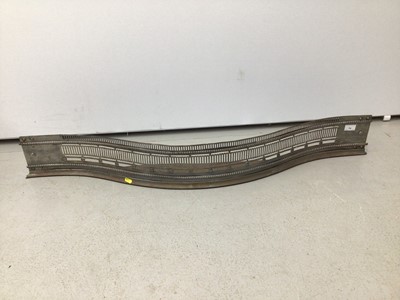 Lot 74 - Victorian steel serpentine fronted fendor 115cm wide