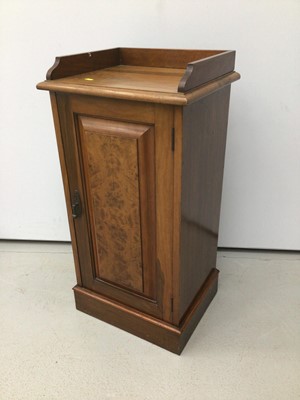 Lot 89 - Edwardian walnut pot cupboard 41cm wide x 87cm high
