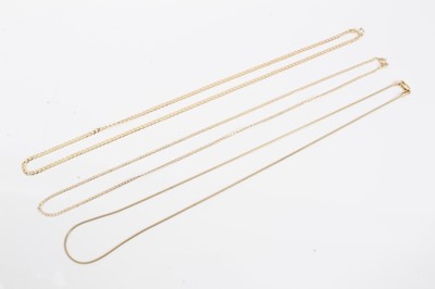 Lot 87 - Three 9ct gold chains to include two flat curb link chains