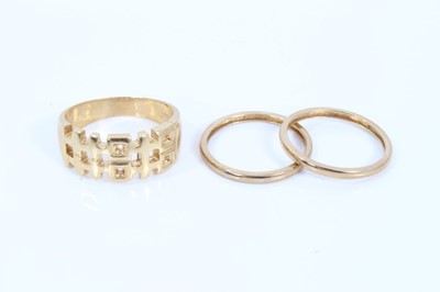 Lot 89 - Three 9ct gold rings