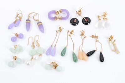 Lot 90 - Fifteen gold mounted hard stone earrings
