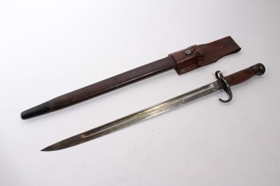 Lot 872 - Scarce First World War 1907 pattern bayonet with hooked quillion, fullered steel blade stamped Wilkinson, in steel mounted leather scabbard with frog.