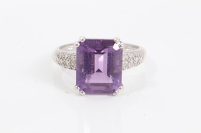 Lot 111 - 14ct white gold purple stone cocktail ring with diamond set shoulders