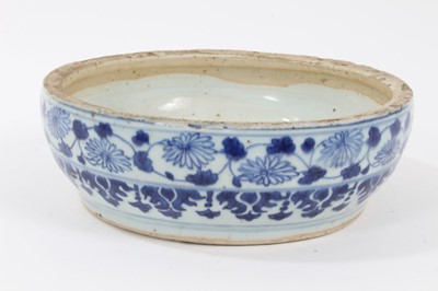 Lot 188 - 18th century Chinese blue and white porcelain dish, painted with foliate patterns, 20cm diameter