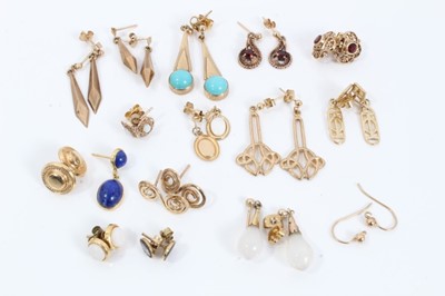 Lot 142 - Group 9ct gold and yellow metal earrings