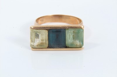 Lot 161 - Yellow metal three stone ring