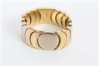 Lot 3268 - Three-colour gold (18ct) articulated band ring,...