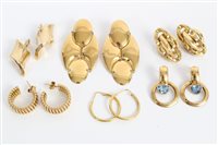 Lot 3272 - Six pairs of gold (18ct) earrings - including...