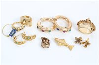 Lot 3278 - Gold (9ct) abstract-style ring, two yellow...