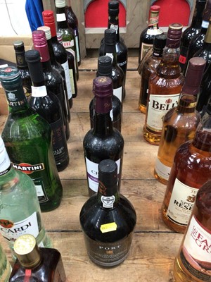Lot 27 - Six bottles of port, including Cockburn's and Croft