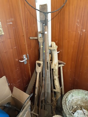 Lot 928 - Selection of vintage bygones (tools)