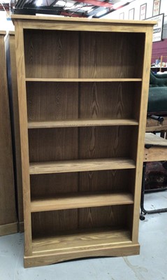 Lot 865 - Contemporary light oak effect bookcase with four shelves H180, W95, D29cm