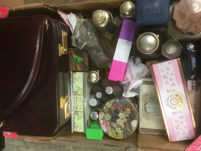 Lot 186 - Quantity of perfume bottles and fitted vanity case, together with.a large quantity of textiles