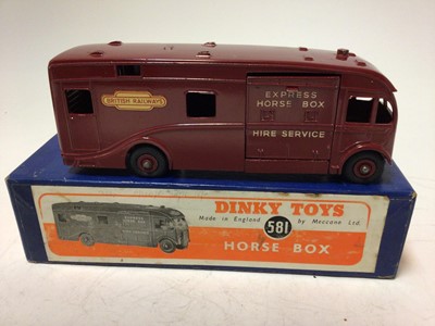 Lot 2013 - Dinky horse box No. 581 boxed