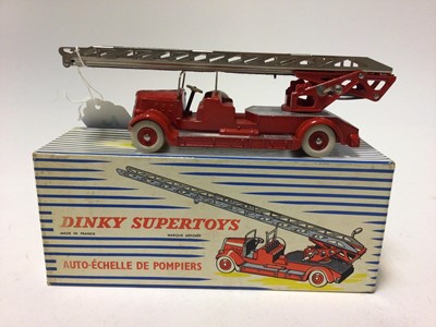 Lot 2027 - Dinky Supertoys (French issue) fire engine with extending ladder No. 899 boxed