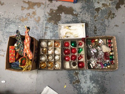 Lot 87 - Quantity of vintage Christmas decorations, including crepe paper concertinas, baubles, etc