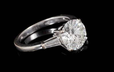 Lot 465 - Fine diamond single stone ring with a brilliant cut diamond estimated to weigh approximately 2.95-3cts