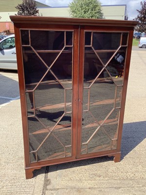 Lot 962 - Good quality mahogany display cabinet