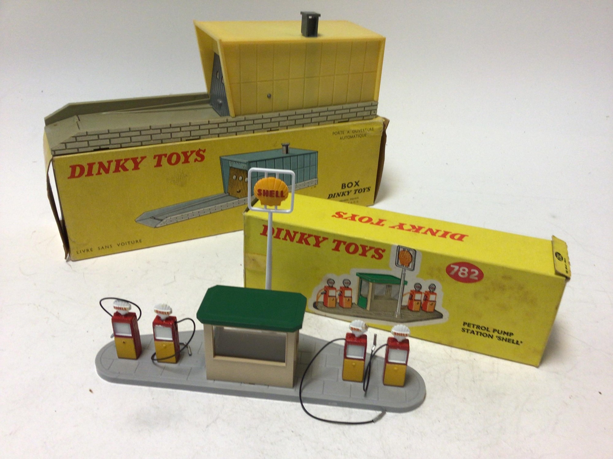 Lot 2253 - Dinky boxed selection of accessories
