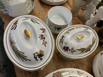 Lot 17 - Royal Worcester Evesham pattern china (4)