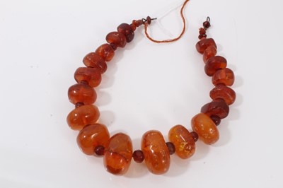 Lot 39 - Graduated amber bead necklace