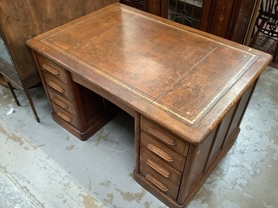 Lot 1019 - Early 20th century twin pedestal desk, the slightly rounded rectangular leather lined top above an arrangement of drawers