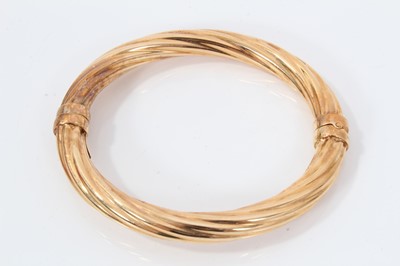 Lot 1993 - 9ct yellow gold hinged bangle with spiral twist design