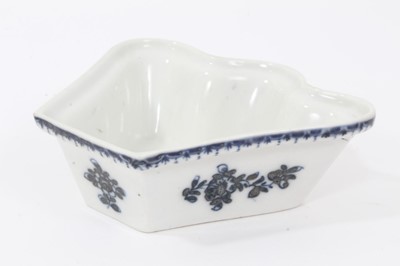 Lot 51 - Plymouth blue and white fan-shaped hors d'oeuvres dish, circa 1770, decorated with floral sprays with a patterned rim, 12cm across