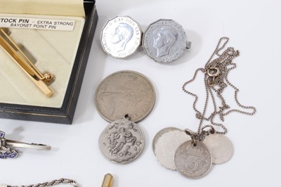 Lot 37 - Small group of silver jewellery to include Royal Artillery sweetheart brooch