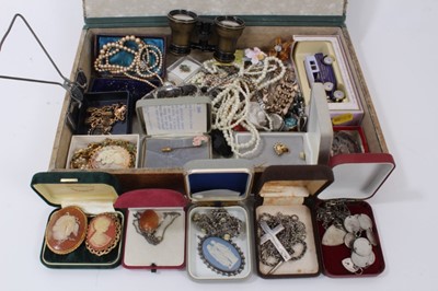 Lot 26 - Box costume jewellery and bijouterie
