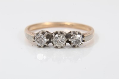 Lot 374 - 9ct gold diamond three stone ring