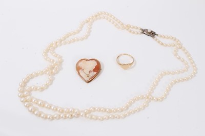 Lot 34 - 9ct gold heart signet ring, 9ct gold mounted cameo brooch and pearl necklace