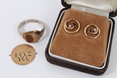 Lot 43 - Carved shell cameo brooch in 9ct gold mount, three other cameo brooches and bijouterie