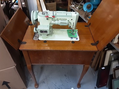 Lot 1181 - Singer sewing machine in oak case with accessories