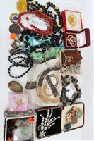 Lot 3318 - Vintage costume jewellery and bijouterie -...