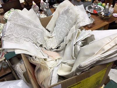 Lot 402 - Lot antique lace and linen