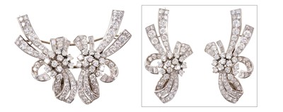 Lot 533 - Fine Art Deco diamond double clip brooch