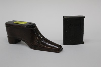 Lot 2392 - 19th century treen shoe snuff box with inlaid brass detail, together with a Bakelite vesta case with golf and cricket scenes (2)