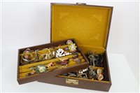 Lot 3324 - Jewellery box containing vintage costume...