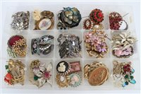 Lot 3325 - Collection of vintage brooches - including...