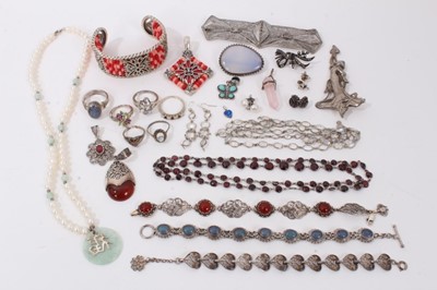 Lot 63 - Group silver and white metal jewellery