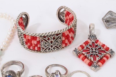 Lot 63 - Group silver and white metal jewellery