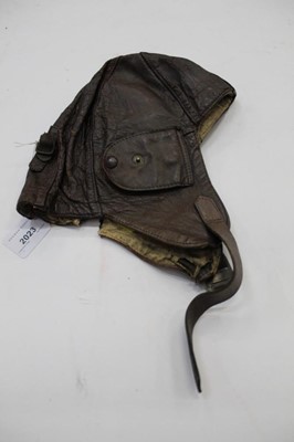 Lot 2023 - Vintage brown leather motorcycle / flying hat