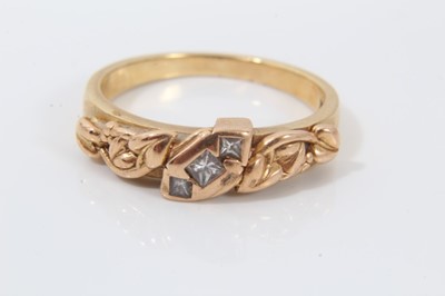 Lot 101 - Clogau 18ct gold diamond ring set with three princess cut diamonds in rub over setting with raised leaf decoration to the shoulders