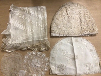 Lot 2150 - Box of antique lace and linen
