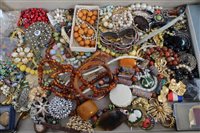 Lot 3336 - Vintage costume jewellery - including brooches,...