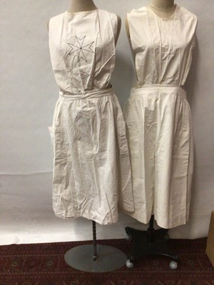Lot 2149 - Box of various linens including WW1 St John's Ambulance nurse’s apron with star, one other nurses apron with Harrods label.  A quantity of ..
