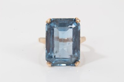 Lot 335 - 9ct gold blue stone cocktail ring