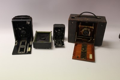 Lot 2710 - Quantity of plate cameras, including one with a loose Schneider lens in canvas case, No. 4 Cartridge Kodak, a Cameo camera and two others (5)