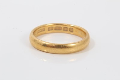 Lot 201 - 1950s 22ct gold wedding band